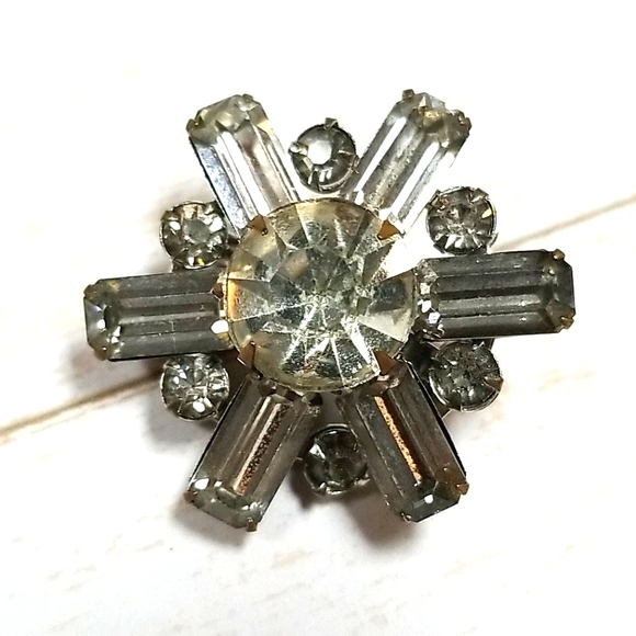 Vintage Jewelry - Vintage 1950s Rhinestone Silver Tone Star Brooch